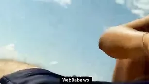 Обворожительная сука с маленькими сиськами отсасывает на пляже