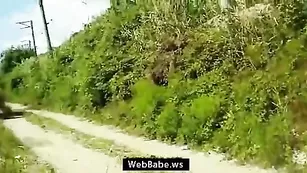 Обворожительная сука с маленькими сиськами отсасывает на пляже