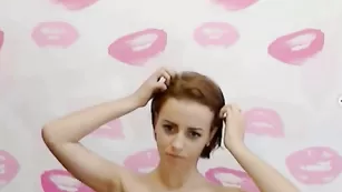 Соблазнительная курва Ilovedoll ласкает крупные сиси