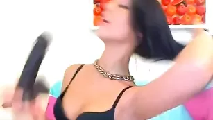 Красивая самка blakstarx отсасывает черный дилдо