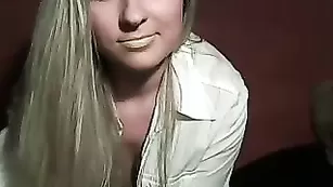 Гламурная шлендра PloY77 показывает груди