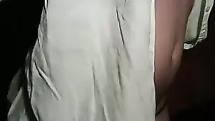 Гламурная шлендра PloY77 показывает груди