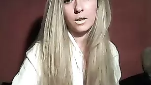 Гламурная шлендра PloY77 показывает груди