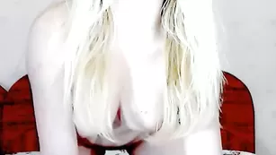 Порочная кобыла BarbieGold ласкает сочные груди