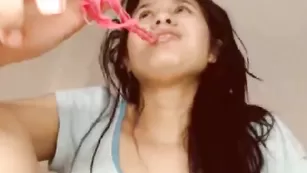 Темноволосая латинка дрочит киску трусиками