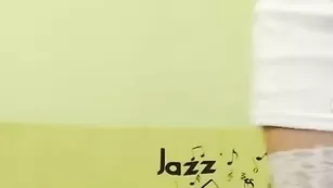 Похотливая брюнетка grafinnya смачно дрочит пизду