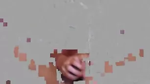 Похотливая самка angelinahot весело трахается с дилдо