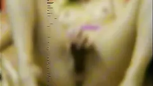 Озорная путана HotGirlXXX дрочит обе дырочки