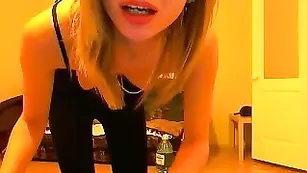 Знойная красотка с упругой попой дрочит бритые дырочки