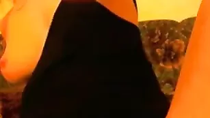 Знойная красотка с упругой попой дрочит бритые дырочки