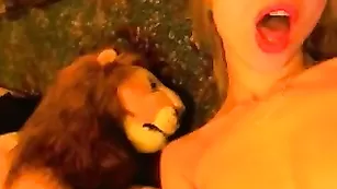 Знойная красотка с упругой попой дрочит бритые дырочки