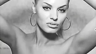 blondiestar умеет крутить своей попой