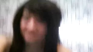 Порочная шлендра swetty25 писает перед камерой