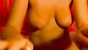 Sashkkka дрочит клитор на кровати