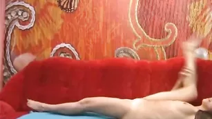 Замечательная сучка RedCat4you показывает шикарную попку