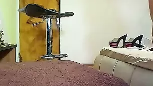 Восхитительная крошка amazingass обливает себя маслом