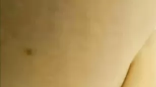 Аппетитная шмарина SimonaCat мастурбирует оба отверстия