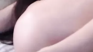 Смазливая брюнетка xAlissAx трахает сочную пизду