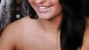 Ажурная брюнетка с большими сиськами позирует голенькая