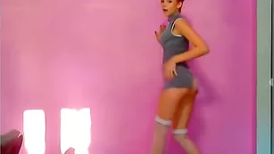 Parane рыжая цыпочка танцует стриптиз