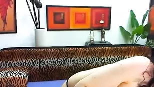 Замечательная шлюшка Susie дразнит своими сиськами