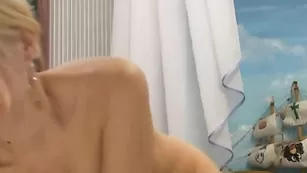 Замечательная куколка alexsiya_runetki ласкает бритую киску