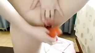 Строптивая куколка milanasex развлекается с секс игрушкой