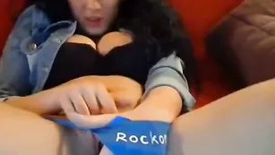 Сногсшибательная шлюха amasingeyes дрочит не снимая трусиков