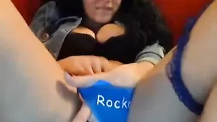 Сногсшибательная шлюха amasingeyes дрочит не снимая трусиков