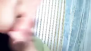 Толстенькая шмара в чулках mmasha отсасывает резиновые члены