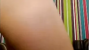 Соблазнительная крошка delta трахает киску чупа-чупсом