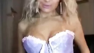 Пикантная красотка Blackfox показывает шикарную грудь