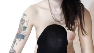 Татуированная шваль Nightseduce мило трогает пилотку