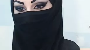 Смазливая цыпочка alinacat мастурбирует вагину