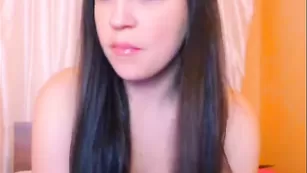 Симпатичная брюнетка Malise ласкает упругие сосочки