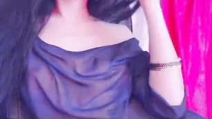 Черноволосая барышня vassabbii наминает небольшие сиси