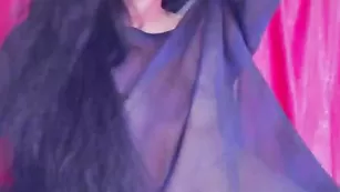 Черноволосая барышня vassabbii наминает небольшие сиси