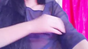 Черноволосая барышня vassabbii наминает небольшие сиси