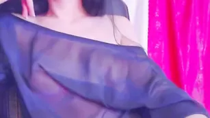 Черноволосая барышня vassabbii наминает небольшие сиси