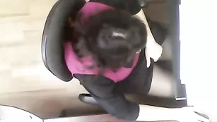 Деловая бабенка пытается мастурбировать на веб-камеру