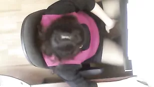 Деловая бабенка пытается мастурбировать на веб-камеру