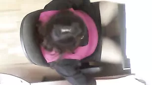 Деловая бабенка пытается мастурбировать на веб-камеру