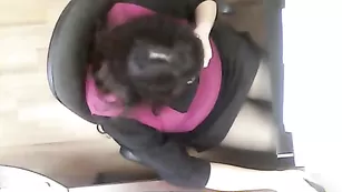 Деловая бабенка пытается мастурбировать на веб-камеру