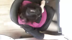 Деловая бабенка пытается мастурбировать на веб-камеру