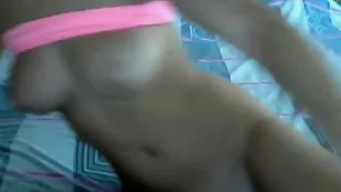 Похотливая шлюшка inchokolad трахает пизду фаллосом