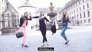 Красивые телки Maria и Abby раздеваются на прогулке