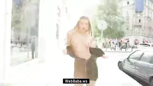Красивые телки Maria и Abby раздеваются на прогулке