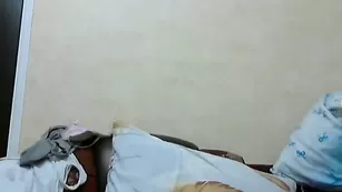 Жаркая бабенка monyca смачно ласкает пизду