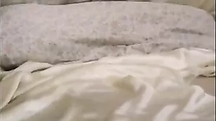 Прелестная барышня Silinda нежно теребит свои дырочки