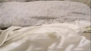 Прелестная барышня Silinda нежно теребит свои дырочки